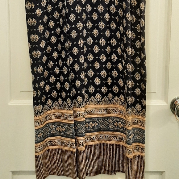 Vtg Boho style a-line maxi skirt. 2 button closure. Front slit. Blues and cream. - Picture 4 of 7